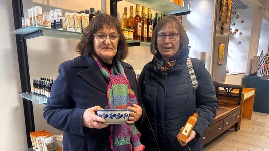 Zwei Kundinnen vom Niederrhein kommen regelmäßig nach Marienstatt und kaufen im Klosterladen sowohl regionale Produkte für den E