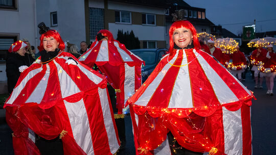 Beim Lichterumzug der Kapuzemänner in Kesselheim gibt es allerhand kreative Kostüme zu sehen.