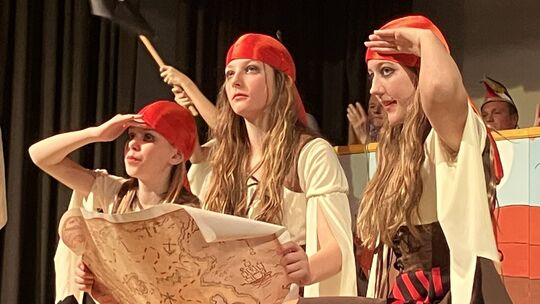 Den Piratenschatz fest im Blick: Die Naughty Girls vom TuS Schörnborn machten nicht nur die sieben Meere, sondern auch die Katze