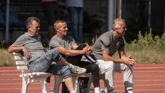 Sitzen auch in Zukunft gemeinsam auf der Bank des SV Alemannia Waldalgesheim: Sportvorstand Hans-Joachim Blum (von links), Co-Tr