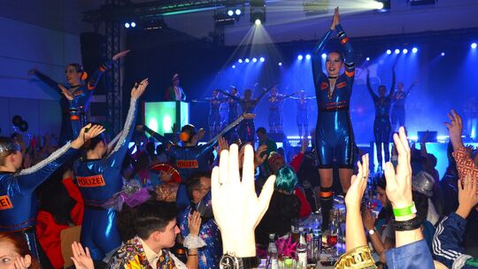 Hände hoch! Der Auftritt von "Toxic Tension" mit ihrer Gefängnis-Revolte war der tänzerische Höhepunkt der BCC-Jubiläumssitzung. Hände hoch! Der Auftritt von "Toxic Tension" mit ihrer Gefängnis-Revolte war der tänzerische Höhepunkt der BCC-Jubiläumssitzung.