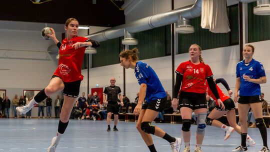 Und wieder kommt die Trierer Abwehr zu spät: Die Wellinger Leonie Koch (am Ball) hat freie Bahn, Teamkollegin Nadine Schmitt (2.