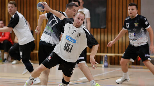 Kevin Klein (am Ball) und der HV Vallendar II setzten sich gegen die HSG Kastellaun/Simmern II mit 27:26 durch und müssen sich n