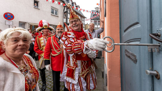 Erpels Insignien der Macht sind in den Händen von Prinz Rainer I. und Prinzessin Sabine I.