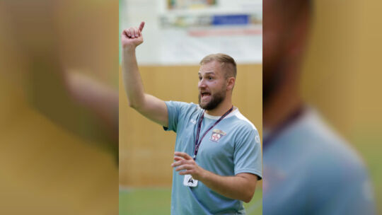HCK-Trainer Evgenij Edel musste mit einem Rumpfteam gegen Mainz antreten.
