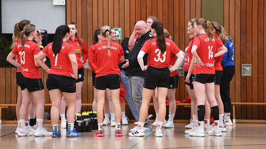 Viel zu korrigieren hatte Jens Steckel (Mitte im schwarzen Pullover) im Heimspiel gegen die HSG Hochheim/Wicker nicht. Die Leist