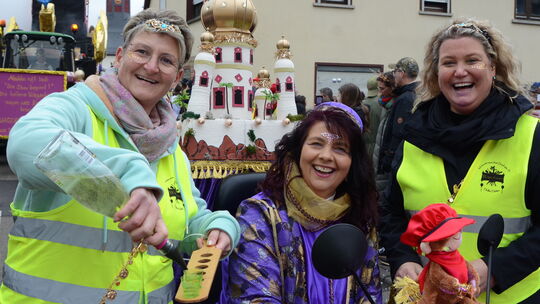 Na, auf Aladin und seine Wunderlampe trinken wir erst mal einen, denken sich diese fröhlichen Karnevalstinnen in Holler mit ihre