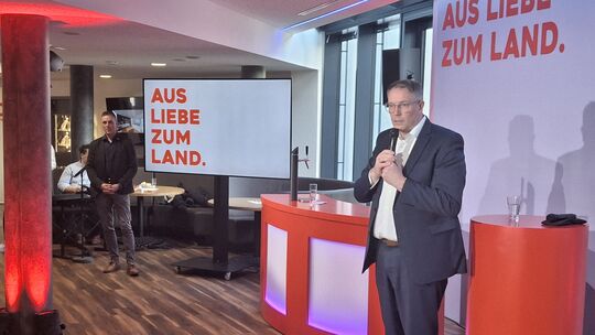 Ministerpräsident Alexander Schweitzer hält eine Rede über die politischen Schwerpunkte der SPD und die Zukunft von Rheinland-Pf
