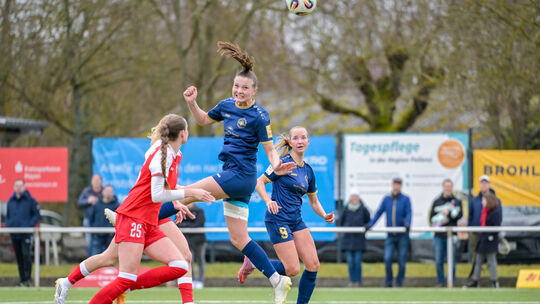 Trotz einer dicken Bandage lieferte Malou Müller (Mitte) nicht nur eine fehlerfreie Abwehrleistung ab, sondern erzielte mit dies