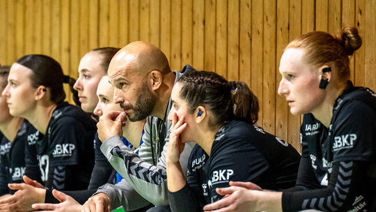 Die HSG Hunsrück um Trainer Maouia ben Maouia (Mitte) musste sich überraschend beim Tabellenvorletzten TV Bodenheim mit 23:26 ge