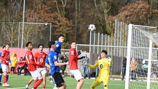 Die U17 der TuS Koblenz (blaue Trikots) hatte bei ihrem DFB-Nachswuchsliga-Debüt ebenfalls einige gute Offensivaktionen, präsent