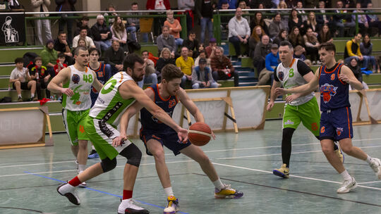 Der Tabellenzweite TuS Treis-Karden (in Grün-Weiß) um seine fleißigsten Punktesammler (von links) Ivan Harkusha, Milan Trtic und