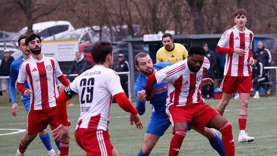 In einem hochklassigen Endspiel des Hackenheimer Wintercups schirmt Jason Onyejekwe den Ball vor Eintrachtler Deniz Darcan ab.