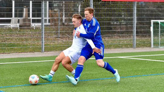 Der Wirgeser Lasse Bieg (in Weiß) war von Offheims Marvin Radermacher zwar punktuell zu halten, aber längst nicht immer. Bieg tr