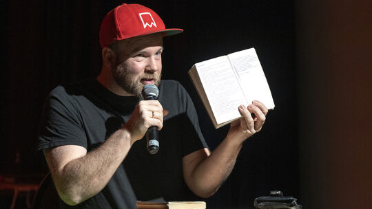 In Hachenburg las der Kölner Stand-Up-Comedian Quichotte nicht nur heiter aus seinen legendären Büchern über die Wortgefechte zw