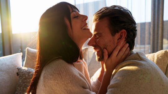 Liebevolles Paar in einer Wohnung