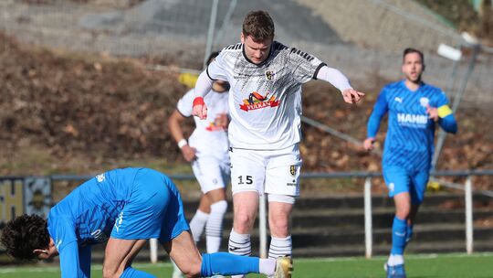 Am vergangenen Wochenende trafen mit dem SV Eintracht Mendig (weiße Trikots mit Carsten Thelen) und dem FC Emmelshausen-Karbach