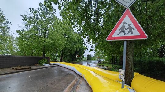 Hochwassersperren am Swistbach in Eckendorf. Doch wer soll diese im Ernstfall aufbauen, wenn es schnell gehen muss?