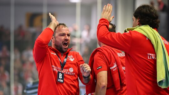 Ferndorfs Trainer Ceven Klatt (links) durfte in Krefeld das zweite Mal in dieser Saison einen Sieg mit einem Tor Unterschied bej