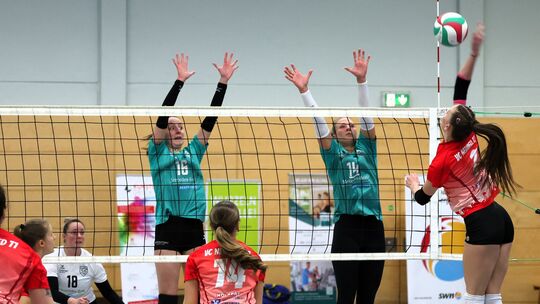 Ein spannendes Derby vor stimmungsvoller Kulisse lieferten sich die Regionalliga-Volleyballerinnen des VC Neuwied 77 (in Rot) un