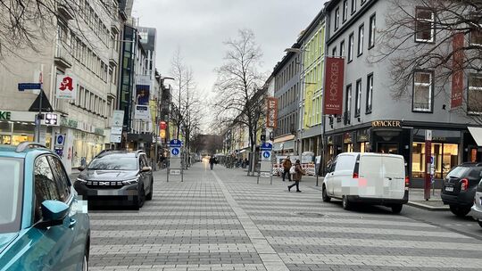 Ungefähr hier soll die Fußgängerzone in der Schlossstraße künftig beginnen und nicht mehr erst hinter der Kreuzung mit der Casin