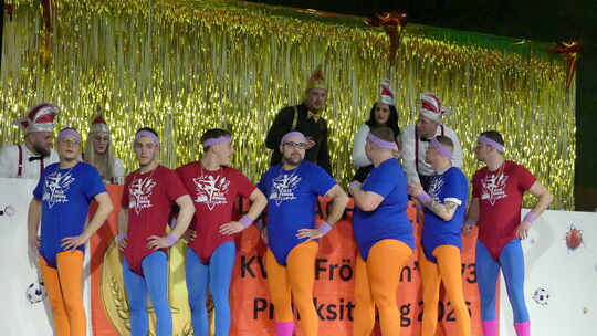 Der Karnevalverein "Fröhlich" hat nun auch ein Männerballett: die "Blue Amigos" gaben ihr Debüt. Trainiert werden sie von Lilli
