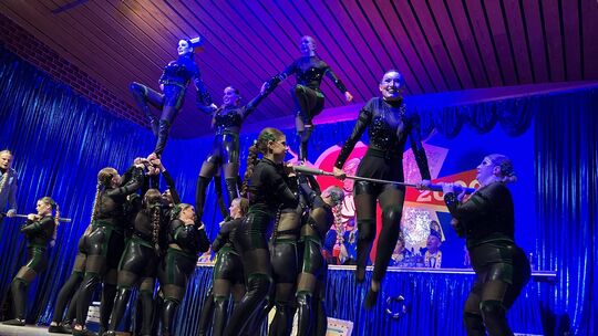 Keine Angst vor Höhe, das zeichnet die Tänzerinnen von Xplosion und Delirium aus, die eine kriminell gute Story auf die Bühne br Keine Angst vor Höhe, das zeichnet die Tänzerinnen von Xplosion und Delirium aus, die eine kriminell gute Story auf die Bühne br