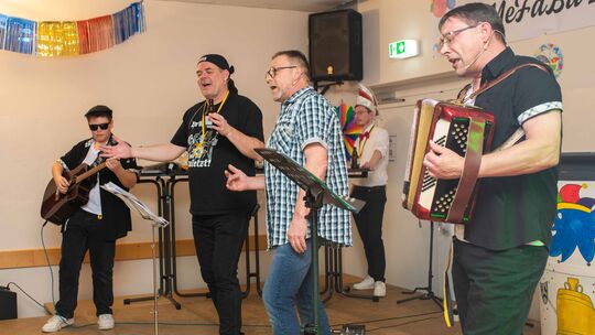 Musikalische Mettweilerer: Felix Weingarth, Sascha Hittel, Dirk Kohl und Carsten Weingarth sorgten für Stimmung. Im Hintergrund