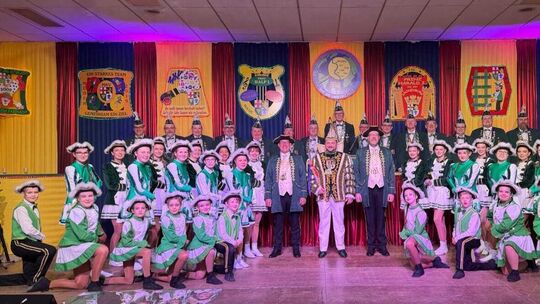 Mit viel guter Laune in Richtung Sessionshöhepunkt: Gruppenbild des Müdener Elferrats mit dem neuen Prinzen Achim von Maurerkuns