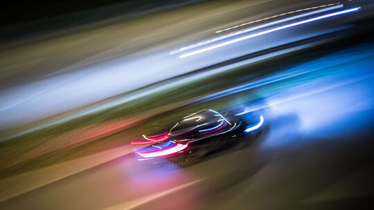 Symboldbild: Ein Auto rast mit hoher Geschwindigkeit über eine Straße. Ähnliche Situationen könnte es am Montagmorgen im Hunsrüc