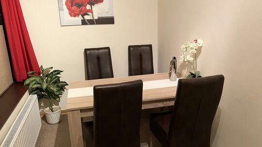 Auch der Essplatz in der Küche ist mit modernen Möbeln gestaltet.