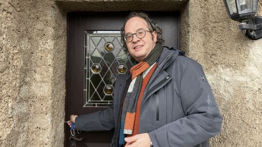 Burgherr Oliver Pinzer vor der Eingangstür der ehemaligen Kutscherwohnung auf der Reichsburg Cochem
