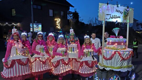 Der Lichterzug in Freisheim hat sich fest etabliert. Veranstalter ist der Dorfverein, der mit einer Jubiläumstorte aufwartete. Der Lichterzug in Freisheim hat sich fest etabliert. Veranstalter ist der Dorfverein, der mit einer Jubiläumstorte aufwartete.