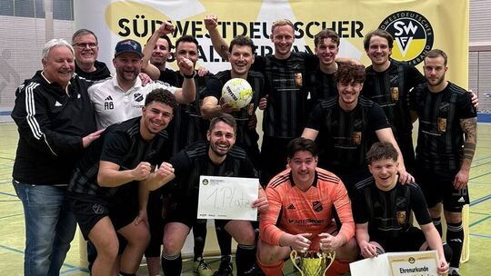 Da kommt Freude auf: Klaus Karl, der Vorsitzende des Verbandsspielausschusses, gratuliert der SG Weinsheim zum Gewinn der Futsal