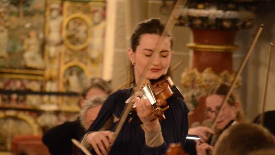 Katerina Chatzinikolau, 1990 in Herne geborene Geigerin mit griechischen Wurzeln, fesselt mit ihrer energischen Präsenz und äuß