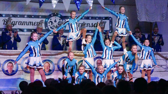 Die blauen Fünkchen bringen mit einem Gardetanz zu Ehren des Kinderprinzenpaars Schwung in die Halle.
