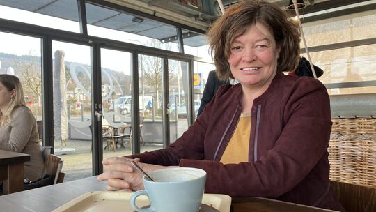 Bei einem Kaffee geht mit Alexandra Dinzen der Gesprächsstoff nicht aus.