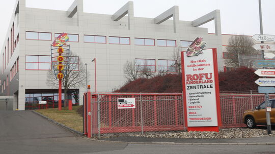 Die Cyberkriminellen hätten Rofu zufolge keinen Zugriff auf Zahlungsdaten wie Kreditkarten oder Bankverbindungen gehabt.