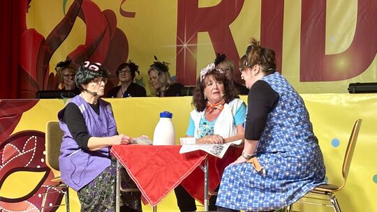 Die drei Putzfrauen der Moddebaach-Halle, Elvi Schmidt, Heike Werff, Michaela Luxem-Orth, zogen in ihrer Kaffeepause gekonnt übe