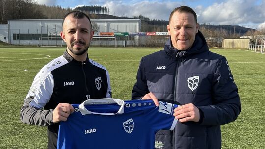 SG-Trainer Timo Schlabach (rechts) freut sich auf den fünften Winterneuzugang: Soheil Hemati (links) kommt vom Siegburger SV.