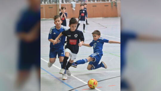 Mit großem Einsatz gingen die F-Junioren der JSG Merxheim/Monzingen/Meddersheim (blaue Trikots) und des TuS Hackenheim beim Juge