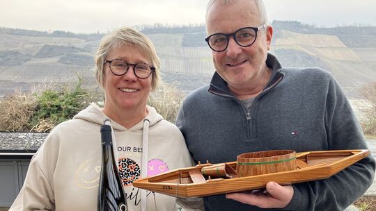 Jens Didinger und seine Frau Veronica betreiben in Osterspai ihr Weingut. Mit einem Kahn wie im Modell hat einst Didingers Großv