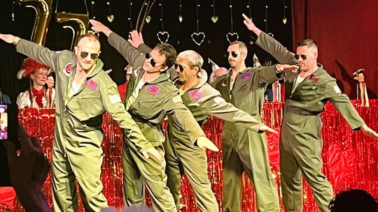 Das MKG-Männerballett legte ein furios-rasante Showeinlage hin: Das Publikum war begeistert. Das MKG-Männerballett legte ein furios-rasante Showeinlage hin: Das Publikum war begeistert.