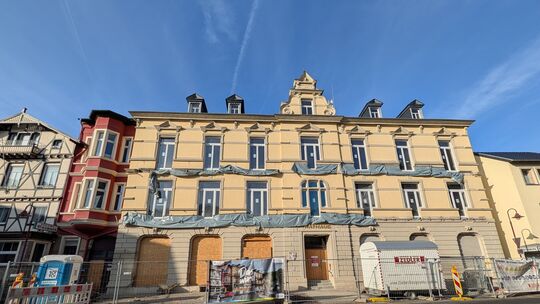 Die Balkone sind abgebaut, die Baustelle ist soweit eingerichtet: Diese Woche sollen die Arbeiten am Rathaus richtig losgehen. N