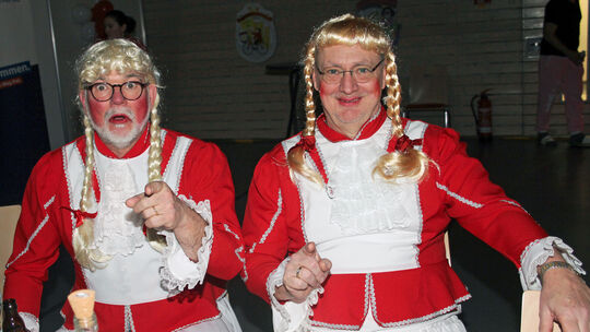 Als Funkenmariechen fühlen sich die ehemaligen Sitzungspräsidenten Thomas Flöck (links) und Bernd Nonninger bei der Layer Kappe