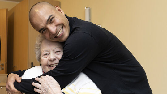 Bilal Hemdan und Helma Neumann sind ein Herz und eine Seele. Der Pfleger aus Ägypten ist der Seniorin und ihrem Mann Erich zutie