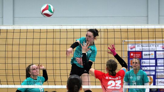 Ein packendes Derby lieferten sich die Volleyballerinnen des TV Vallendar (grüne Trikots) und des VC Neuwied. Am Ende hatte der