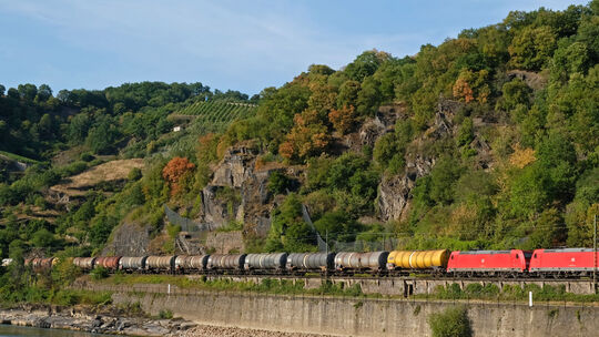 Im Mittelrheintal - wie hier bei St. Goar - fahren dank der Generalsanierung der rechten Rheinseite bald mehr Güterzüge. Das stö