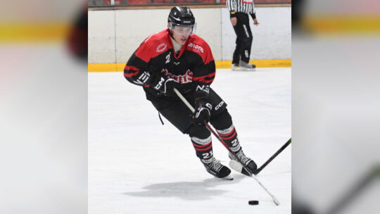 Nicht zu bremsen: Paul König (links) traf sowohl in Moers als auch in Essen dreifach für die EG Diez-Limburg.