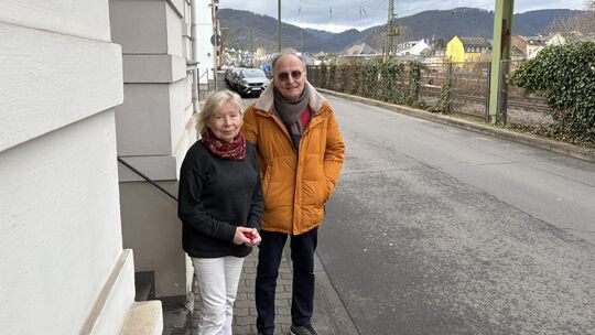 Giesela Strömann lebt in Boppard direkt am Schienennetz. Ihr Lebensgefährte Alfons Volk bietet ihr Zuflucht, wenn es in ihrem Ha
